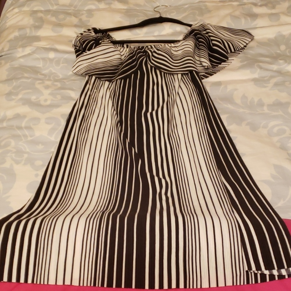 Black/white off the shoulder sundress